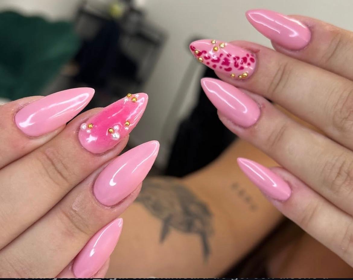 uñas largas rosadas con decoración
