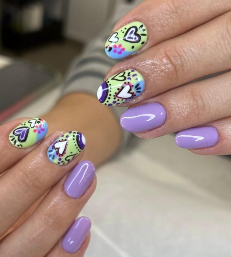 uñas decoradas en tonos morado y verde