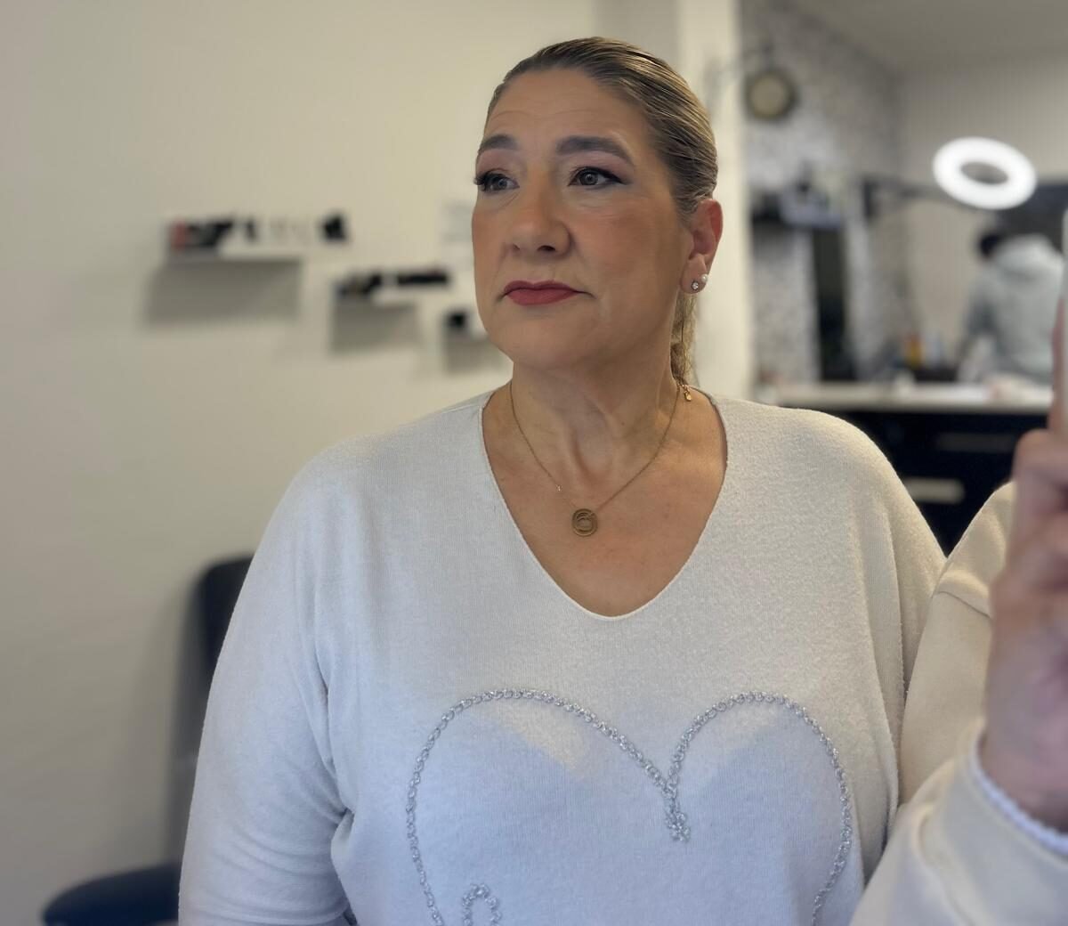 mujer con maquillaje profesional en estudio