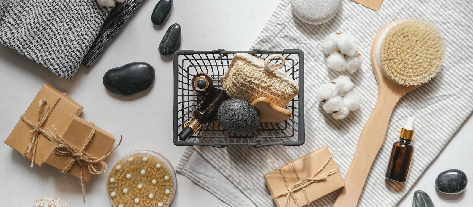 set de productos y accesorios de spa sobre mesa (jabones, piedras y toallas)